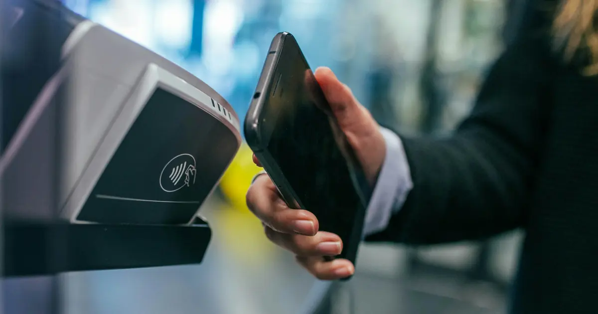Kontaktlose Zahlung mit dem Smartphone an einem Kartenterminal