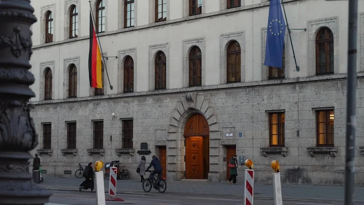 Beamtin und Beamter prüfen ihren PKV-Tarif