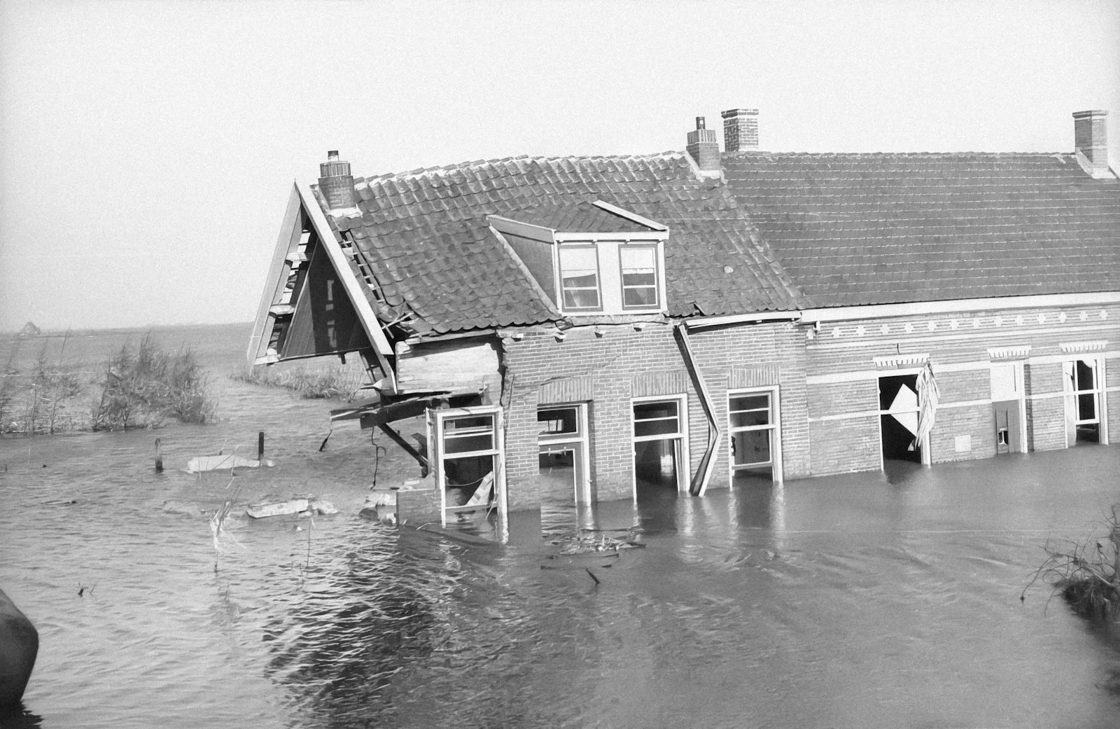 Überflutetes Wohngebäude nach Hochwasser – historisches Foto aus dem Nationaal Archief