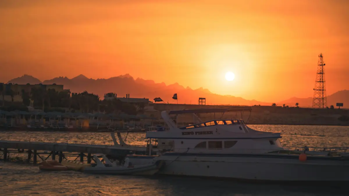Ausflugsboote am Roten Meer bei Hurghada im Abendlicht