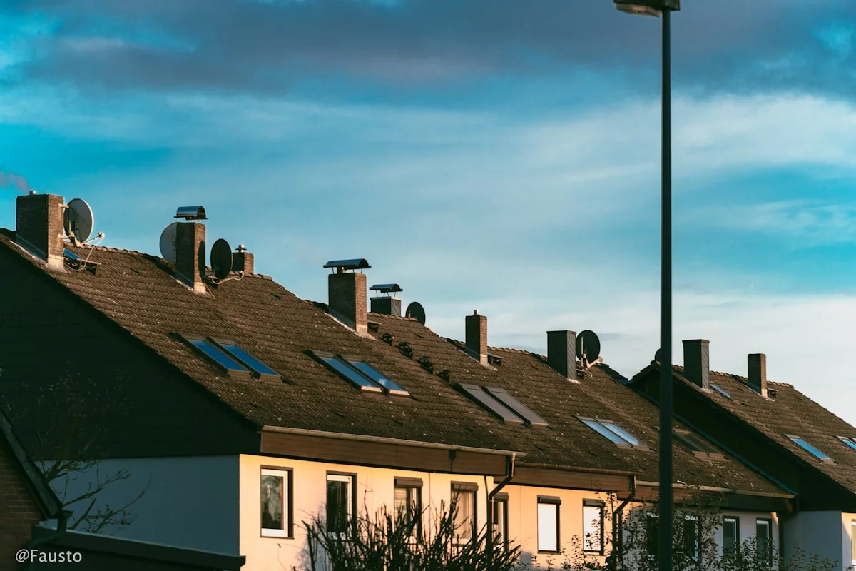 Photovoltaikanlage auf einem deutschen Wohnhaus im Sonnenlicht